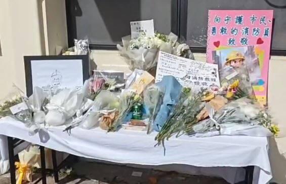 何伟豪驻守的沙田消防局外，民众摆上鲜花、卡片悼念。（图片撷取自@dotdotnews111/X）