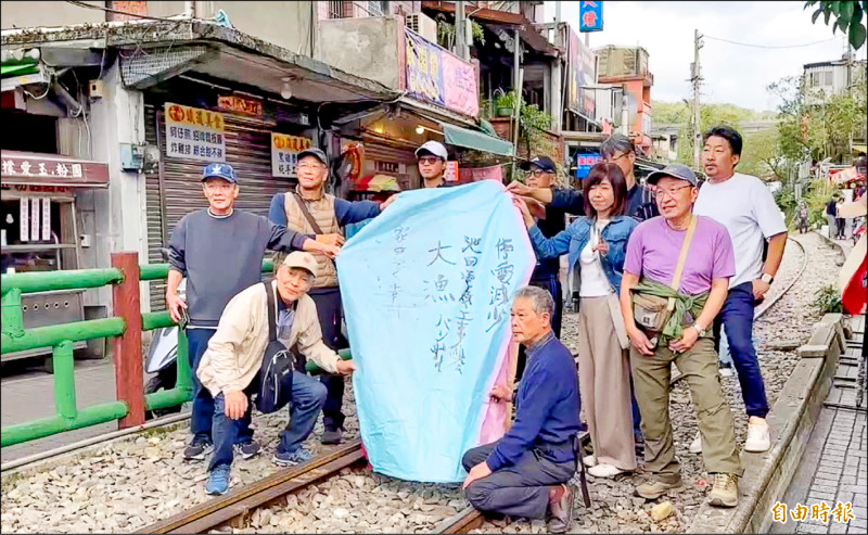 平溪線鐵道3站可放天燈 遊客︰不怕被罰了