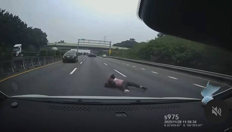 獨家》離奇！男國道高雄段驚險跳車 警揭背後情感財務糾葛