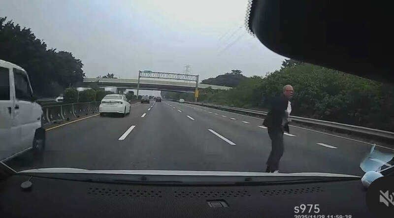 國道驚魂黃男離奇跳車事件,警揭背後情感財務糾葛。(取自爆料公社) 國道驚魂黃男離奇跳車事件,警揭背後情感財務糾葛。(取自爆料公社)