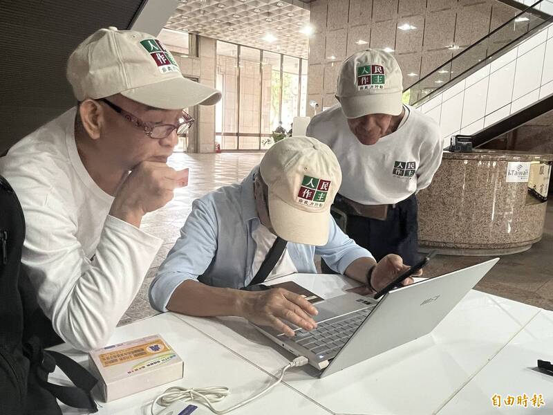 「公投綁大選」掀廢憲訴法修法連署潮 自然人憑證申辦量暴增逾萬張