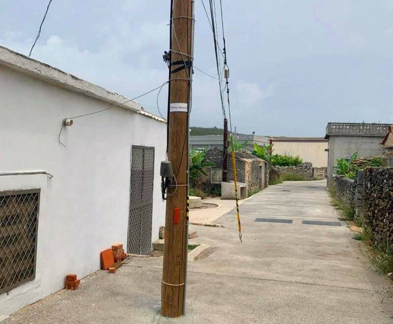 望安中社電線桿阻路30年 經望安社區發展協會請命終於遷移