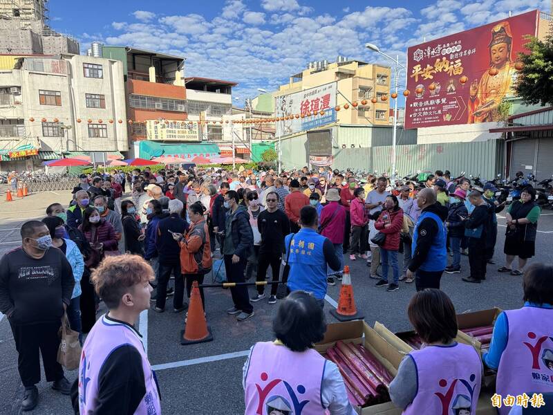 楊瓊瓔潭水亭發放水果月曆     稱讚台灣農民是「世界讚ㄟ」