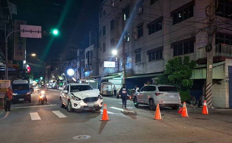 台中大里2車消防隊前相撞  懷孕7月孕婦急送醫