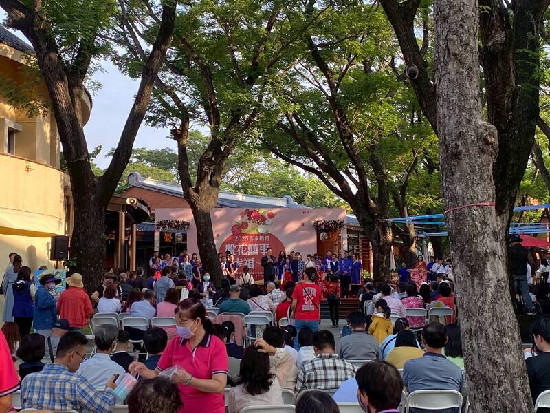 雨豆樹浪漫證婚 高雄客家婚禮21對新人攜手共下