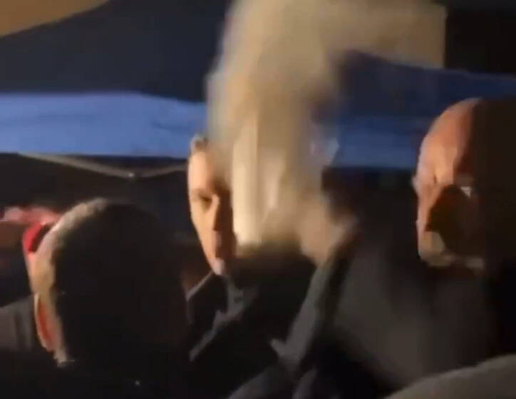 影片曝光!法國極右黨魁前幾天才被潑麵粉 又被雞蛋砸頭