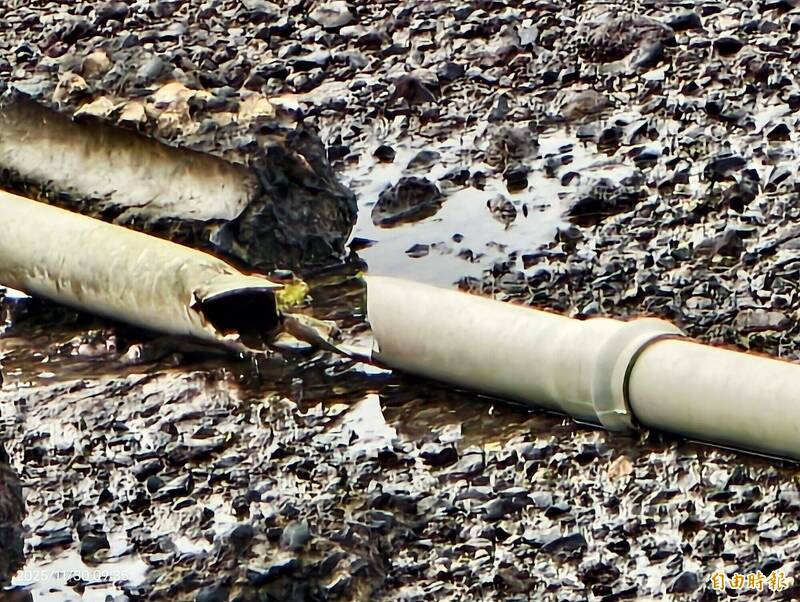 澎湖永安橋下赫見自來水管裸露破管 水公司︰昔舊管已無功用
