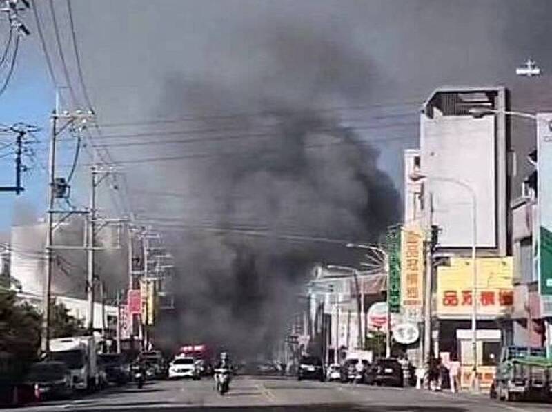 嚇壞路人!苗栗頭份中古車行失火 濃煙狂湧如「黑幕」