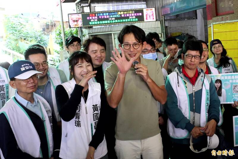 黃國昌到新店發高麗菜 何青瑜強勢歸來