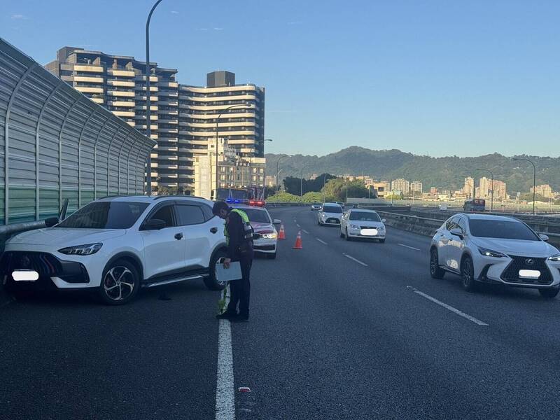 行經國3北上29.3K突昏迷撞護欄 休旅車駕駛緊急送醫