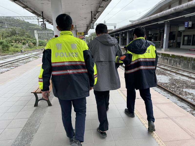 花莲52岁曾姓男子在光复灾区诓骗灾民遭警方逮捕。（警方提供）