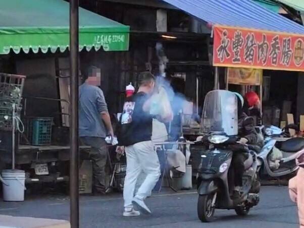 沿路亂放沖天炮 草屯大觀市場驚見怪客「炸街」