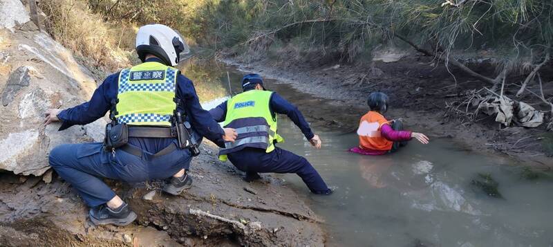 金門老婦身陷泥灘湖警救援  漲潮前出海口大排將發抖婦人救出
