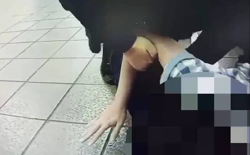 在北捷車廂偷親女乘客肩膀 「吻肩狼」被保全壓制在地