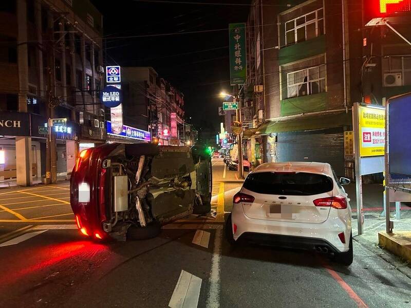 命大！桃園深夜2福特轎車追撞大馬路側翻 毫髮未傷