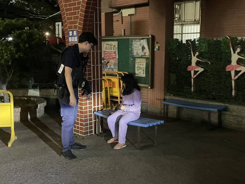 小姊弟趁爸補眠溜出門迷途 暖警助返家