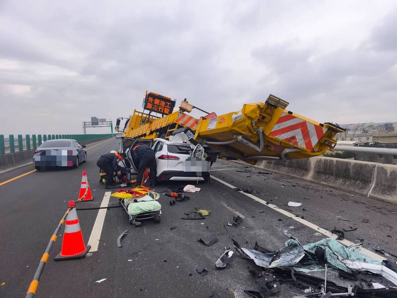 直直撞！台61麥寮段休旅車狠插防撞車 22歲男OHCA搶救