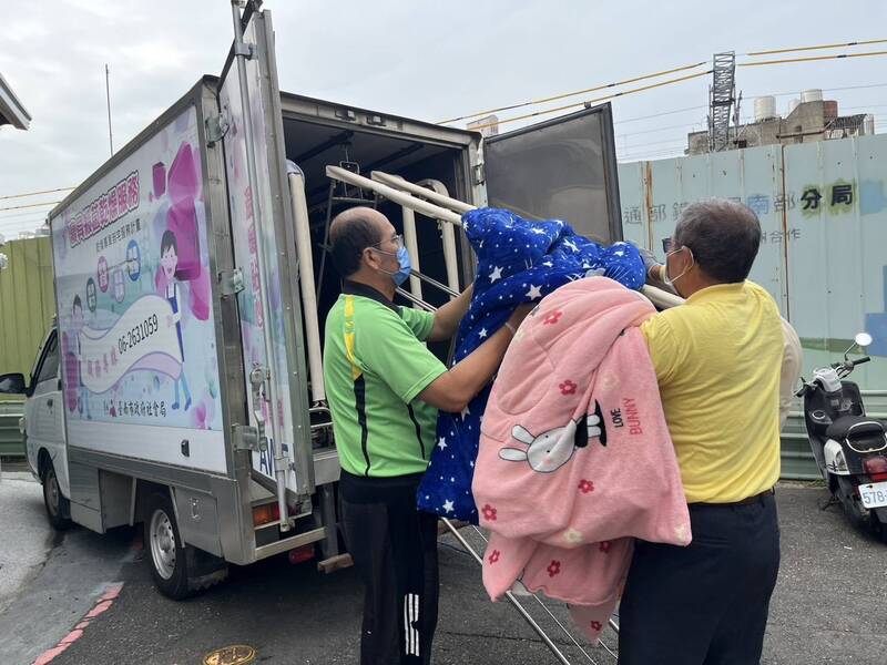 灣港協會乾燥車走進台南東區 弱勢長輩笑：冬天衣被暖烘烘