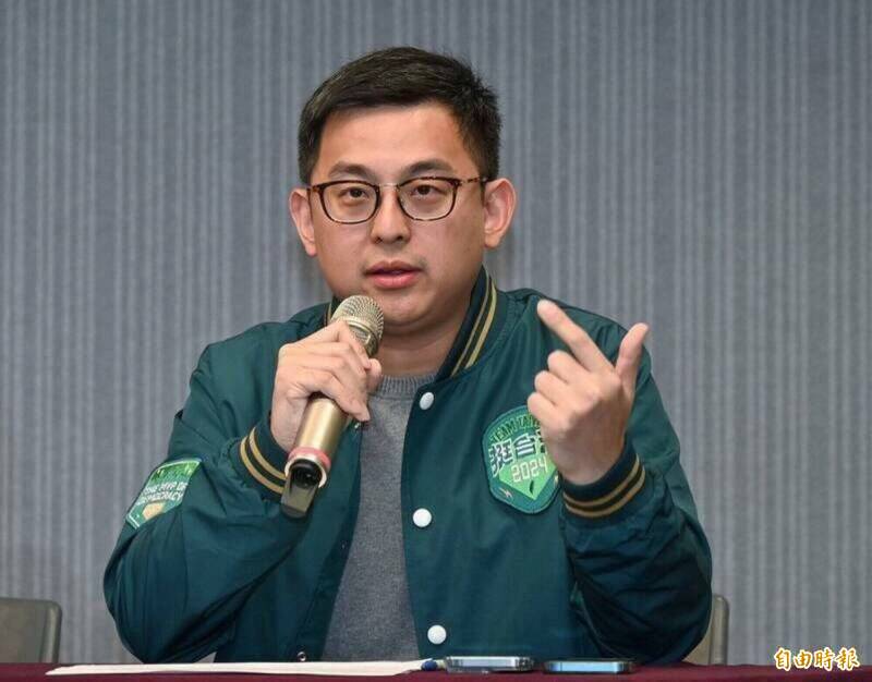 黃國昌批「民主假」擋青年投票 卓冠廷譏:清醒再發言