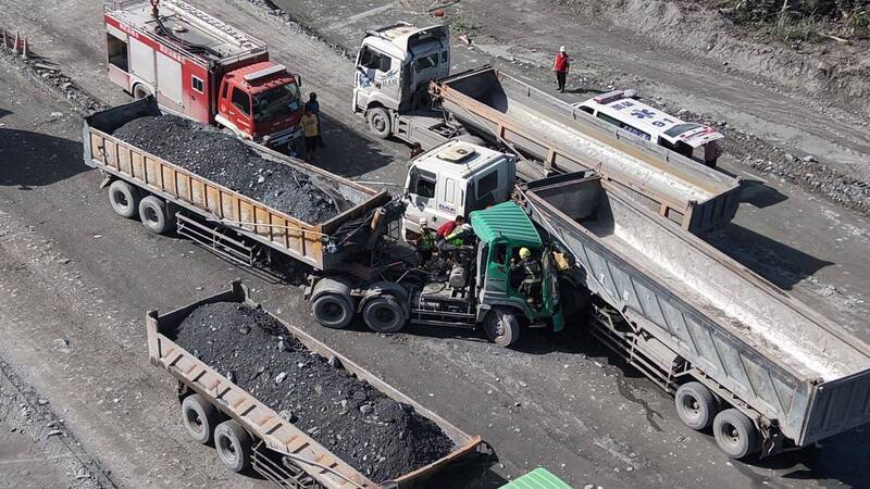 砂石車幾乎對撞！花蓮馬太鞍溪橋車禍 車頭壓扁駕駛挫傷