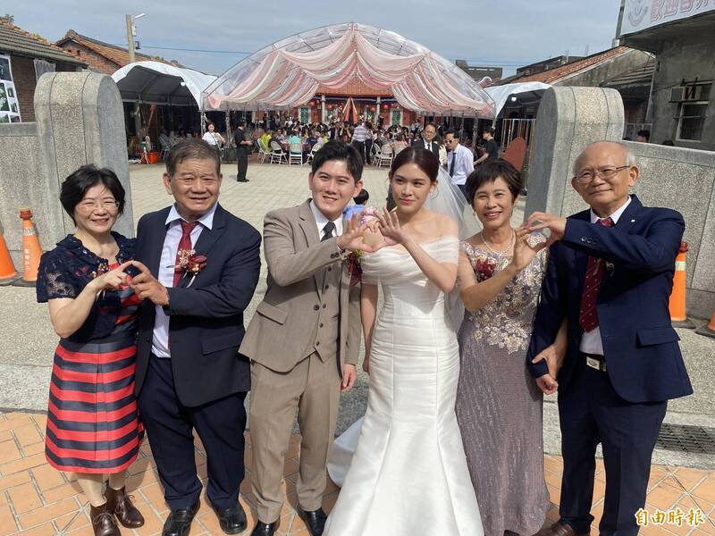 彰化溪湖的新郎王鵬程(左3)與來自屏東潮州的新娘蔡雅蓉(右3)。(記者陳冠備攝) 彰化溪湖的新郎王鵬程(左3)與來自屏東潮州的新娘蔡雅蓉(右3)。(記者陳冠備攝)
