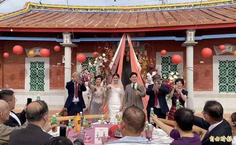 埔鹽「施家古厝」暌違30年辦喜事,眾人高舉復古「彈珠汽水」祝福新人百年好合。(記者陳冠備攝) 埔鹽「施家古厝」暌違30年辦喜事,眾人高舉復古「彈珠汽水」祝福新人百年好合。(記者陳冠備攝)