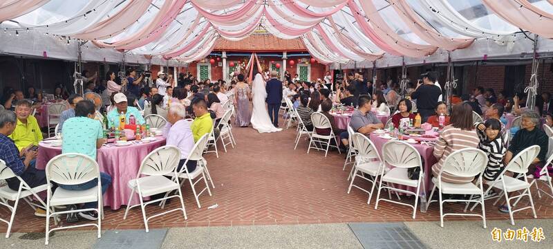 埔鹽「施家古厝」暌違30年辦喜事,現場席開25桌,現場座無虛席。(記者陳冠備攝) 埔鹽「施家古厝」暌違30年辦喜事,現場席開25桌,現場座無虛席。(記者陳冠備攝)