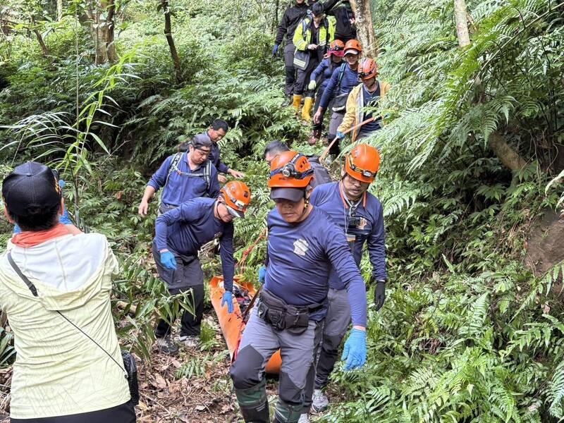 獨家》坪林農場員工上山修水管失聯1夜 警消溪谷尋獲救命