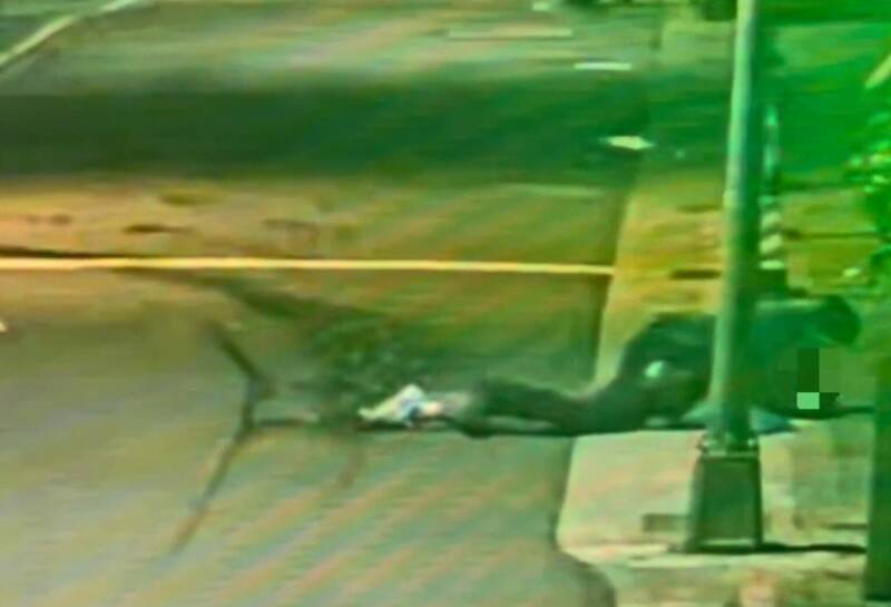 台北通緝犯遇盤查拔腿逃 友護航竟出拳毆警 2人被壓制就逮