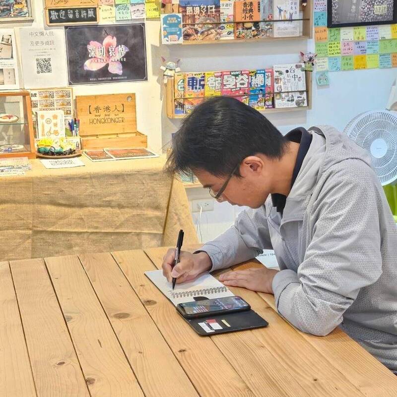 「願逝者安息」林口餐廳設宏福苑悼念站 陸委會蔡孟潔留言致意