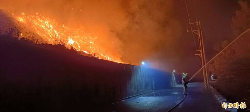 台南城西掩埋場20公尺高垃圾山大火 消防急灌救、發空污警報