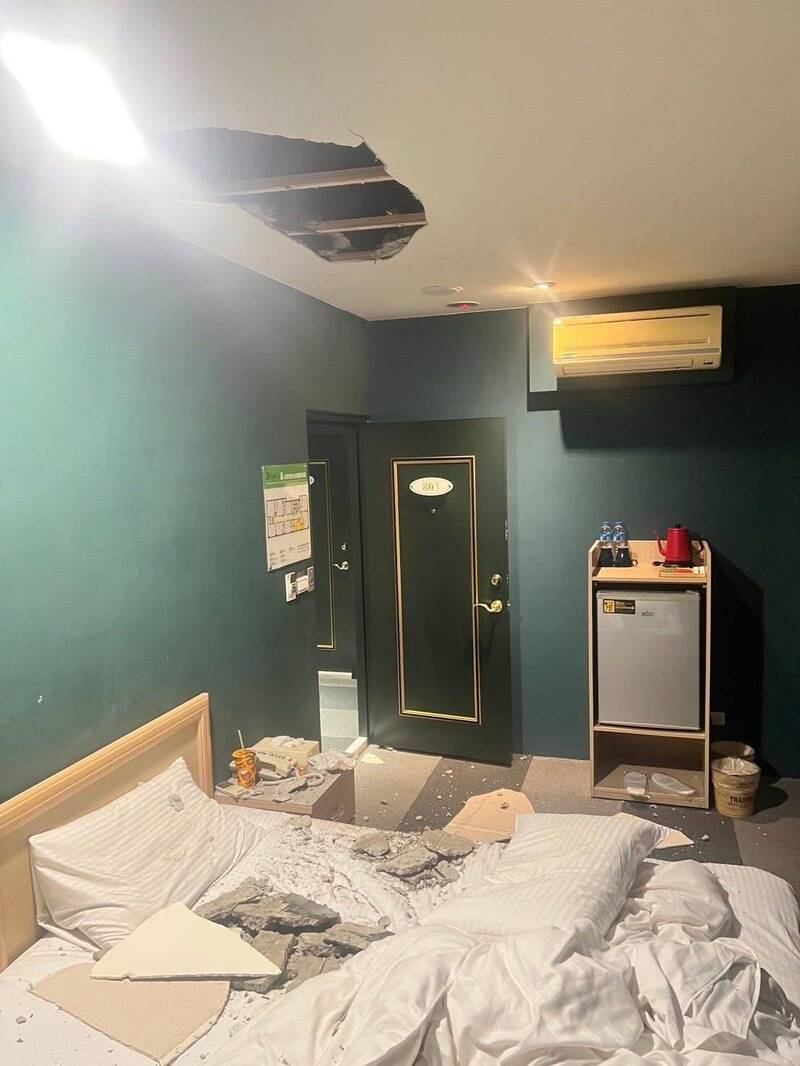 太扯！房間天花板水泥掉落砸傷住客 桃園中壢某商旅PO文致歉