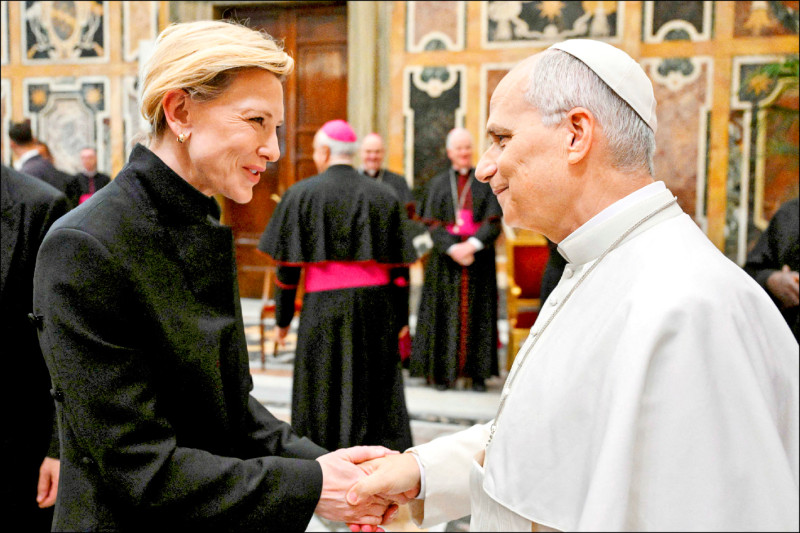 中英對照讀新聞》Pope hosts Hollywood stars at Vatican, laments decline in movie-going教宗在梵蒂岡接待好萊塢明星，為戲院觀影衰退表達惋惜