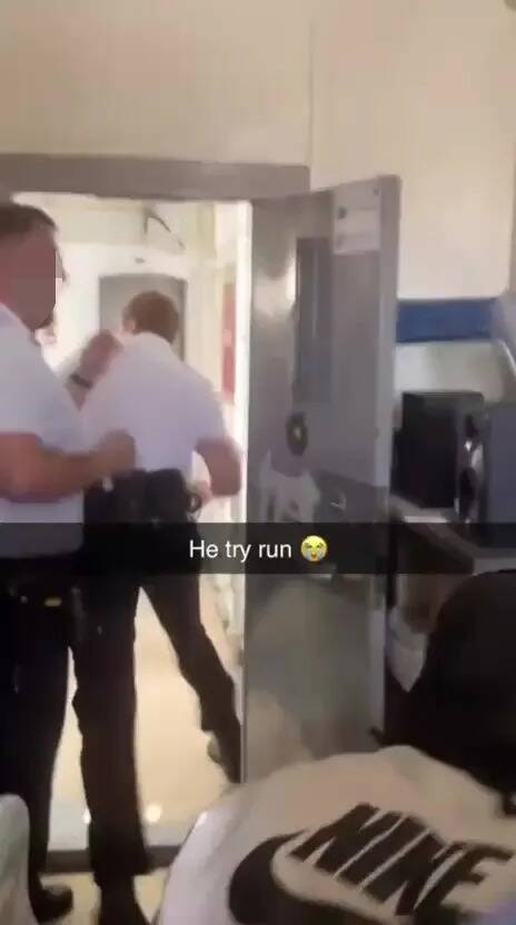 英國獄警和囚犯擠牢房打電玩 影子司法大臣怒吼：這不是度假營