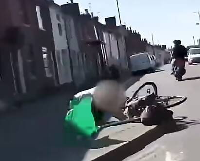 「裸骑」大叔惨遭击落在地。 （图摄YouTube频道「news.com.au」 ）