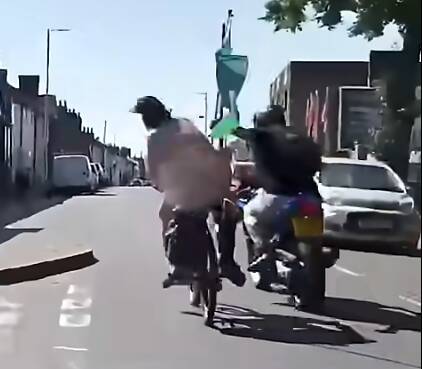 悽慘片!「裸騎」上街慘遭擊落 英國大叔喊冤:我是為公益