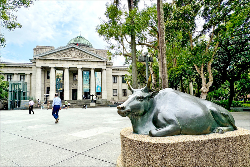婦毀損台灣博物館銅牛 判罰1萬4千