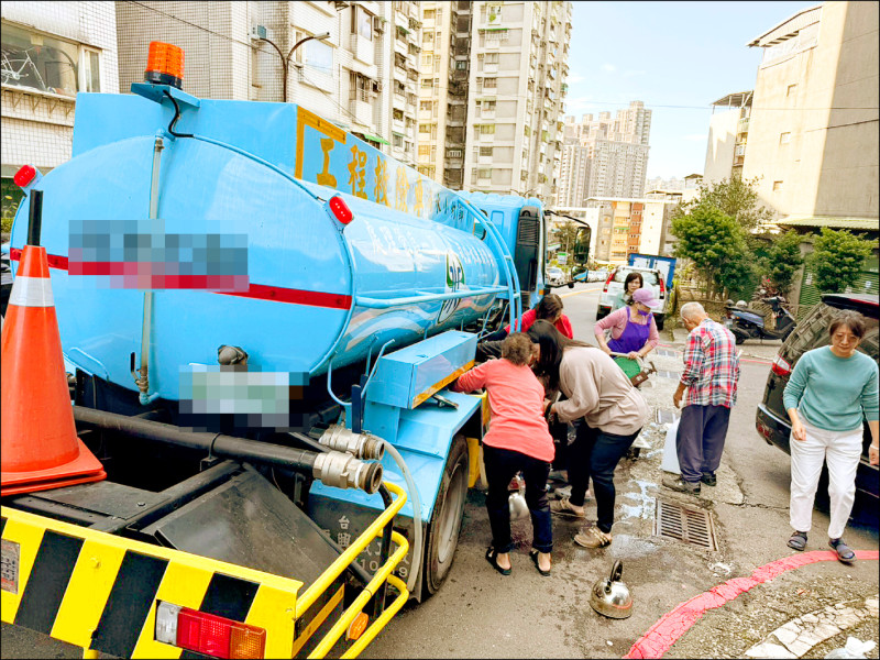 基隆河油污染 新山供水區28校採樣送驗