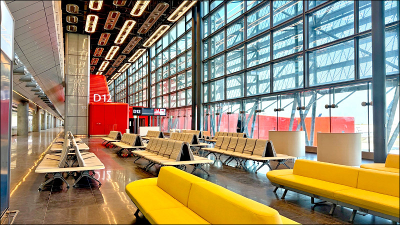 北登機廊廳啟用 空間高挑通透 增8登機門