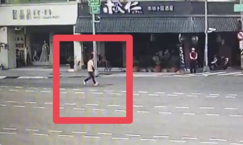 高雄41岁周姓女驾驶驾车自撞民族二路桥墩后，车头严重损毁，下车肇逃，警方查获发现涉嫌酒驾肇事。（民众提供）