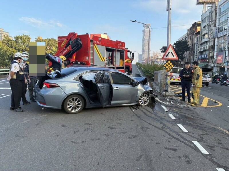 自撞民族二路橋墩下車拔腿就跑 高雄男肇逃已被鎖定追查