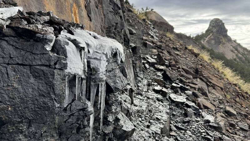 大霸尖山結冰!提醒山友請戴岩盔 防霸壁冰柱傷人