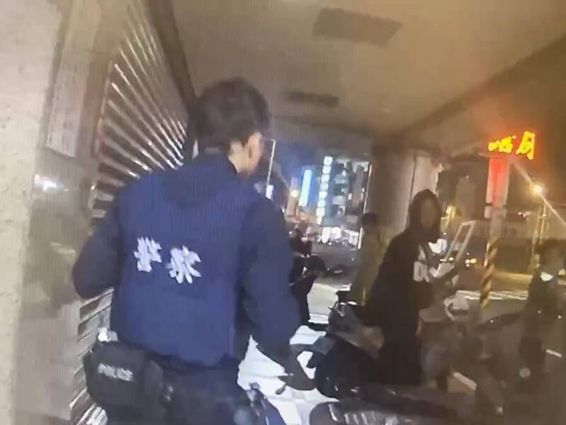 阮男看到警察就丢下朋友离开，员警上前拦查时他拔腿狂奔，双方追逐约100公尺，阮男「仆街」被制伏。（记者郑淑婷翻摄）
