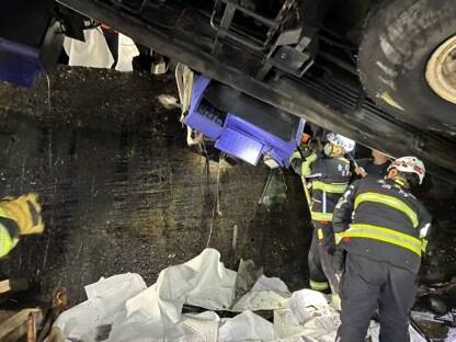 在湿滑、恶劣环境仍努力将人脱困救出。（消防局提供）