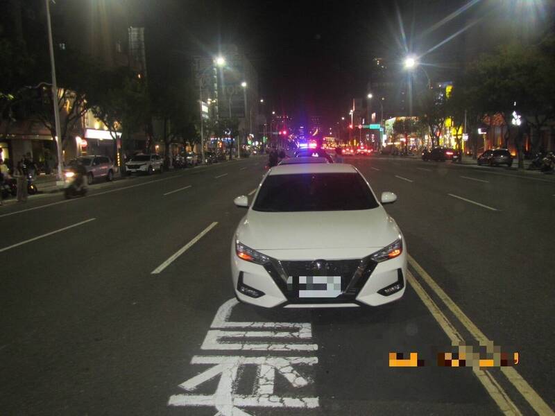 高雄新興區3轎車追撞 車損無人傷