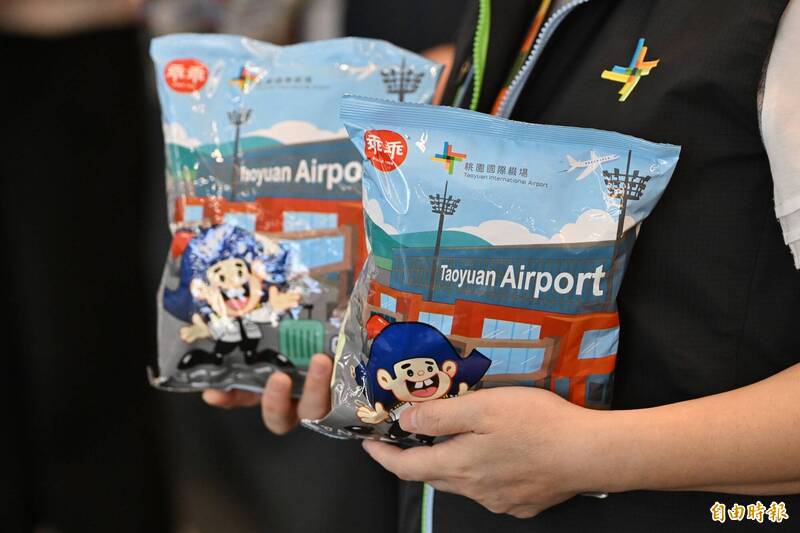 北廊廳啟用好兆頭！桃機送出「限定乖乖」 旅客搶拿超驚喜