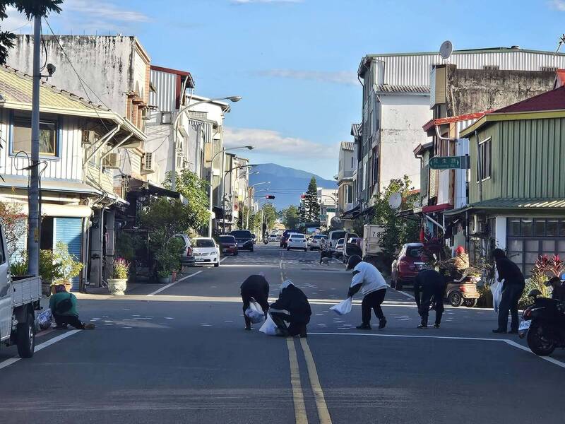 討債撒逾2千張宣傳單 鎮長一早帶同仁撿了2個半小時