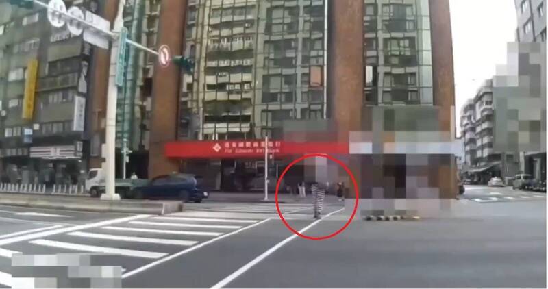 女通緝犯在警察面前闖紅燈  被逮辯稱「眼睛受傷看不清楚」