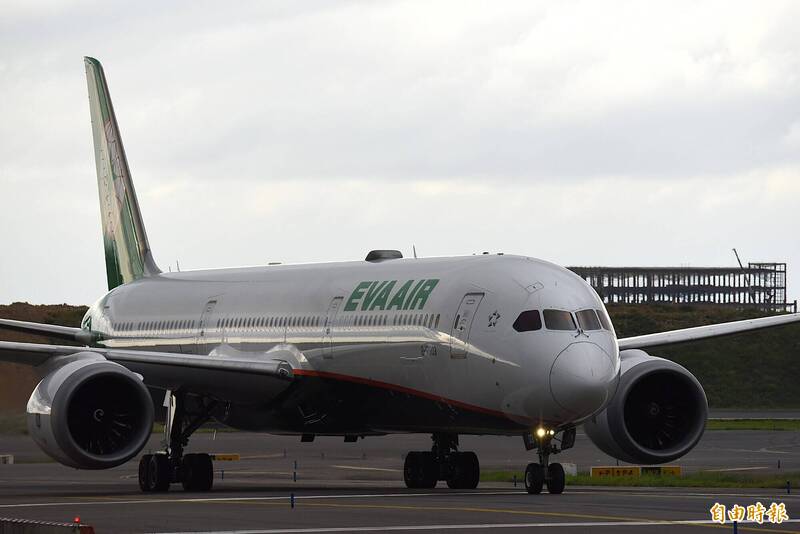 長榮航班遇亂流「餐食四散走道」 3空服員受傷