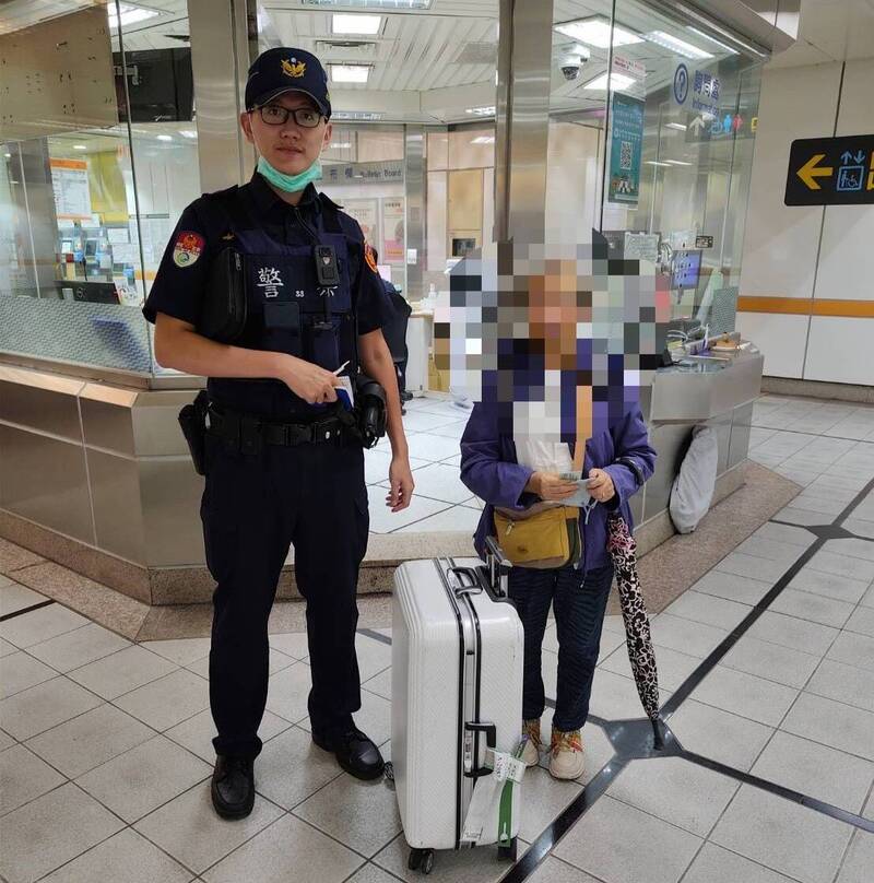 八旬老婦搭捷運 行李推進車廂卻把自己忘在月台